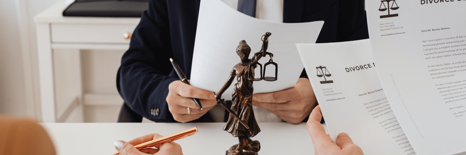 avocat signe un papier sur le divorce