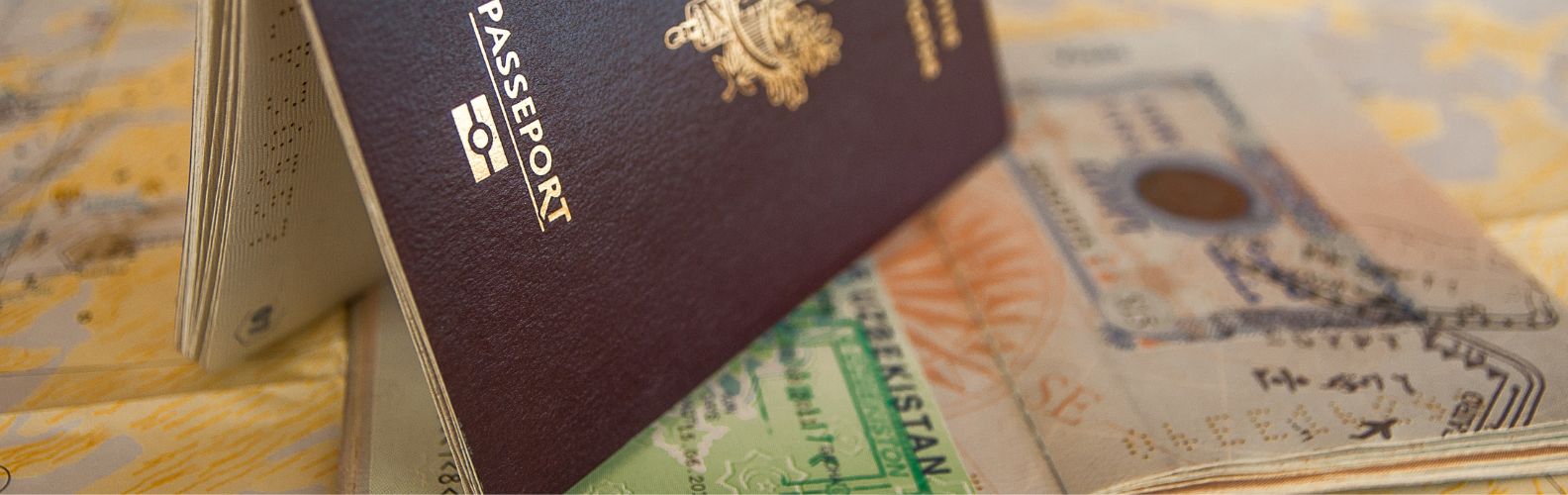 Passeport ouvert sur carte du monde