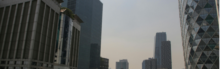 Un paysage urbain montrant des gratte-ciel modernes sous un ciel clair, symbolisant le certificat d'enregistrement d'une société en Thaïlande.