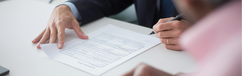 Un homme signant un document officiel lié à un permis de travail BOI en Thaïlande.