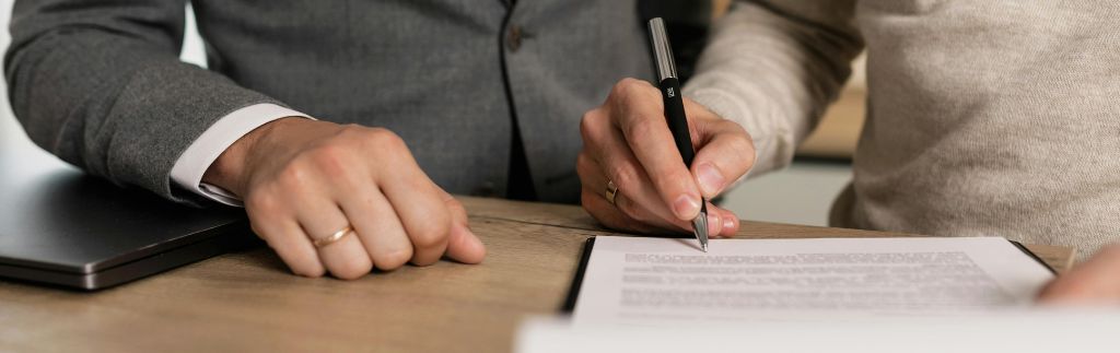 Signature d’un accord de confidentialité en Thaïlande, garantissant la protection des informations sensibles et des secrets commerciaux conformément à la législation locale.