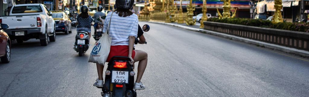 scooter roulant en toute légalité grâce à son permis de conduire en thaïlande