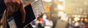 Voyageur tenant un passeport et une carte d’embarquement, illustrant la nouvelle carte d'arrivée numérique Thaïlande