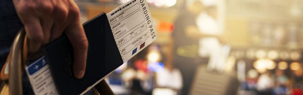 Voyageur tenant un passeport et une carte d’embarquement, illustrant la nouvelle carte d'arrivée numérique Thaïlande
