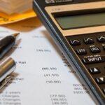 Calculatrice, stylo et documents fiscaux liés au Code des impôts en Thaïlande