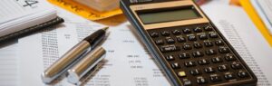 Calculatrice, stylo et documents fiscaux liés au Code des impôts en Thaïlande