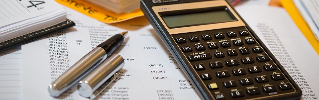 Calculatrice, stylo et documents fiscaux liés au Code des impôts en Thaïlande