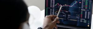 Écran affichant des courbes financières et des données de marché, représentant les opportunités d'investissement en Thaïlande
