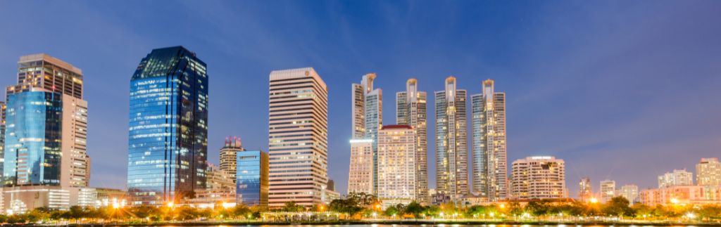 Panorama nocturne des gratte-ciel de Bangkok, symbole du dynamisme du droit des affaires en Thaïlande.