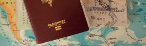 Passeport avec tampon de visa sur une carte, illustrant les étapes pour un visa pour vivre en Thaïlande