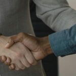 Рукопожатие двух деловых партнёров — символ успешного заключения сделки при покупке бизнеса в Таиланде