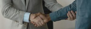 Рукопожатие двух деловых партнёров — символ успешного заключения сделки при покупке бизнеса в Таиланде