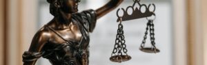 Statue de la justice tenant une balance – symbole du Code Civil et Commercial en Thaïlande