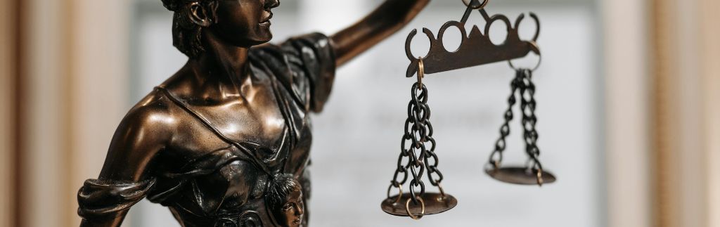 Statue de la justice tenant une balance – symbole du Code Civil et Commercial en Thaïlande