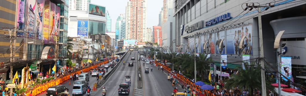 Vue de rue à Bangkok près du Platinum Fashion Mall, un quartier emblématique pour l’expatriation à Bangkok.