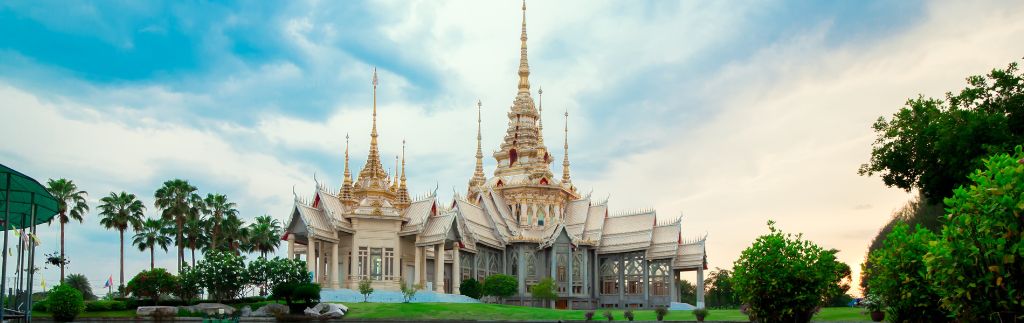 Thai temple at sunset representing cultural heritage for every expat in Thailand