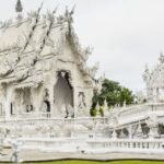 Temple blanc en Thaïlande, symbole culturel fort pour tout expat en Thaïlande