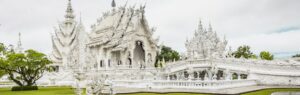 Temple blanc en Thaïlande, symbole culturel fort pour tout expat en Thaïlande