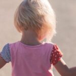 Famille tenant la main de leur enfant, illustrant les démarches pour obtenir un visa destination thailand visa dtv en Thaïlande.