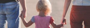 Famille tenant la main de leur enfant, illustrant les démarches pour obtenir un visa destination thailand visa dtv en Thaïlande.