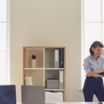 Employés en discussion dans un bureau en Thaïlande, illustrant la mise en place du Fonds de prévoyance en Thaïlande