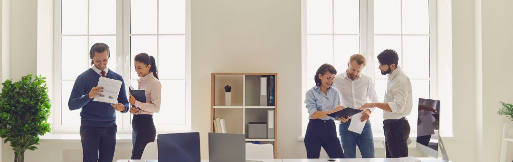 Employés en discussion dans un bureau en Thaïlande, illustrant la mise en place du Fonds de prévoyance en Thaïlande