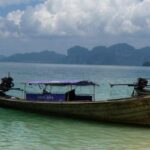 Bateaux traditionnels sur une plage de Krabi, illustrant le cadre paradisiaque pour acheter une maison à Krabi