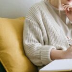 Femme travaillant à distance depuis son canapé avec un ordinateur portable – visa digital nomad Thaïlande