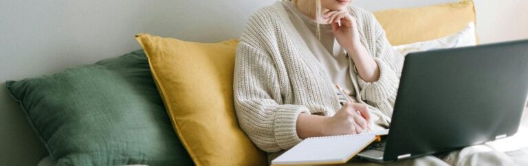 Femme travaillant à distance depuis son canapé avec un ordinateur portable – visa digital nomad Thaïlande