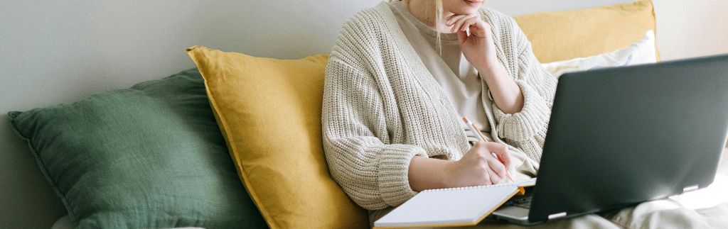 Femme travaillant à distance depuis son canapé avec un ordinateur portable – visa digital nomad Thaïlande