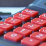 Calculatrice sur un bureau, symbolisant la fiscalité liée au visa LTR Thaïlande