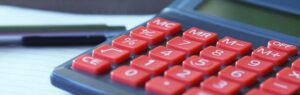 Calculatrice sur un bureau, symbolisant la fiscalité liée au visa LTR Thaïlande