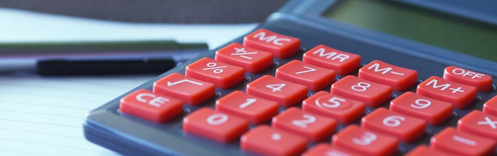 Calculatrice sur un bureau, symbolisant la fiscalité liée au visa LTR Thaïlande