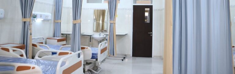 Chambre de soins moderne dans une clinique médicale Thaïlande avec lits équipés et rideaux de confidentialité