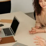 Discussion sur la loi sur le travail des étrangers en Thaïlande, lors d'une réunion