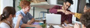 Молодые специалисты обсуждают проект во время стажировки в Таиланде в международной компании.