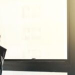 Professionnel au téléphone, représentant les opportunités de Visa Investisseur Thaïlande.
