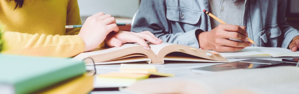 Иностранные студенты учатся вместе с книгами и тетрадями — студенческая виза в Таиланде