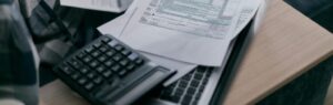 Калькулятор и налоговая декларация, символизирующие налогообложение в Таиланде