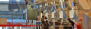 Возврат НДС в Таиланде: Туристы оформляют возврат НДС в аэропорту. Люди стоят в очереди на стойке регистрации