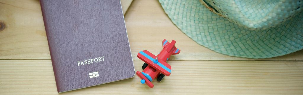 Passeport et avion miniature sur fond de chapeau de voyage : image illustrant une demande de visa en Thaïlande pour français