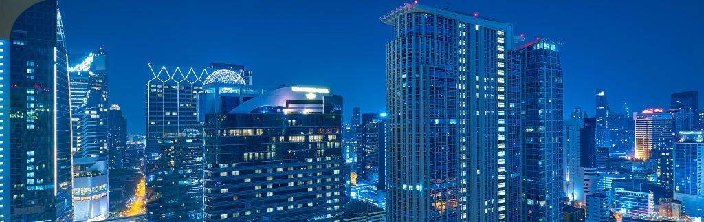 Ночной городской пейзаж с высотными зданиями — купить недвижимость в Таиланде