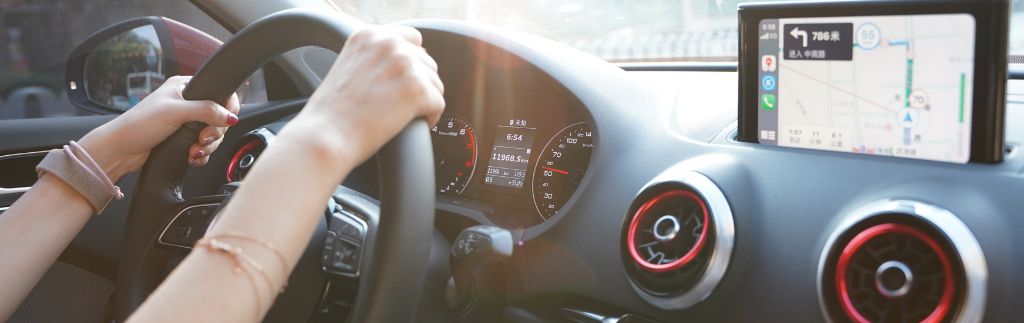 Международные водительские права в Таиланде — женщина за рулем автомобиля с GPS в Таиланде