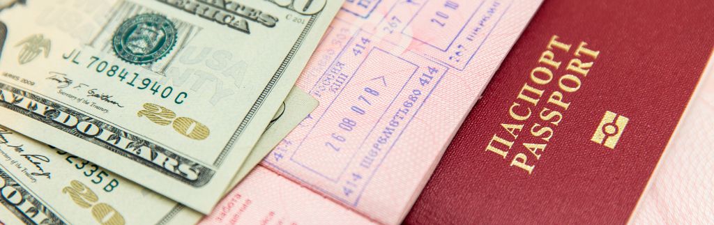 Паспорт России, деньги США и иммиграционная форма для оформления Виза в Таиланде