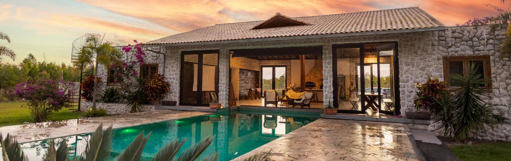 Купить виллу в Таиланде — современная вилла с бассейном на фоне тропического заката