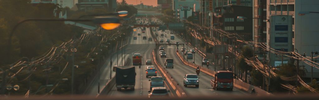 Вечерний трафик на дороге в Бангкоке — Водительские права в Таиланде