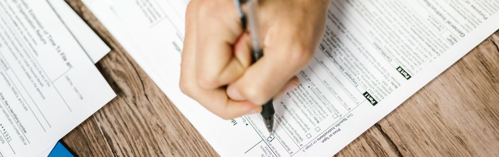 Remplissage de formulaires fiscaux illustrant la double imposition France Thaïlande