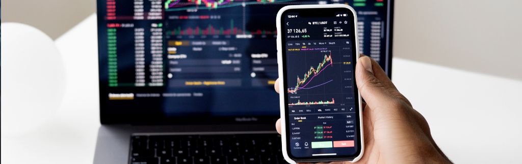 Analyse graphique en ligne sur ordinateur et smartphone illustrant la fiscalité trading Thaïlande.
