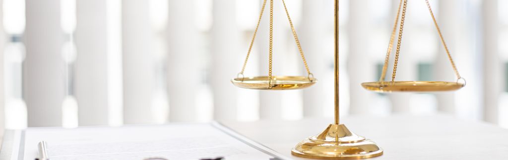 Balance de la justice illustrant le cadre juridique de la majorité sexuelle en Thaïlande