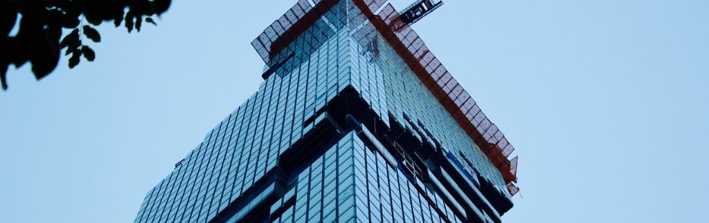 Gratte-ciel moderne à Bangkok représentant la croissance rapide des start-up à Bangkok soutenues par le BOI.